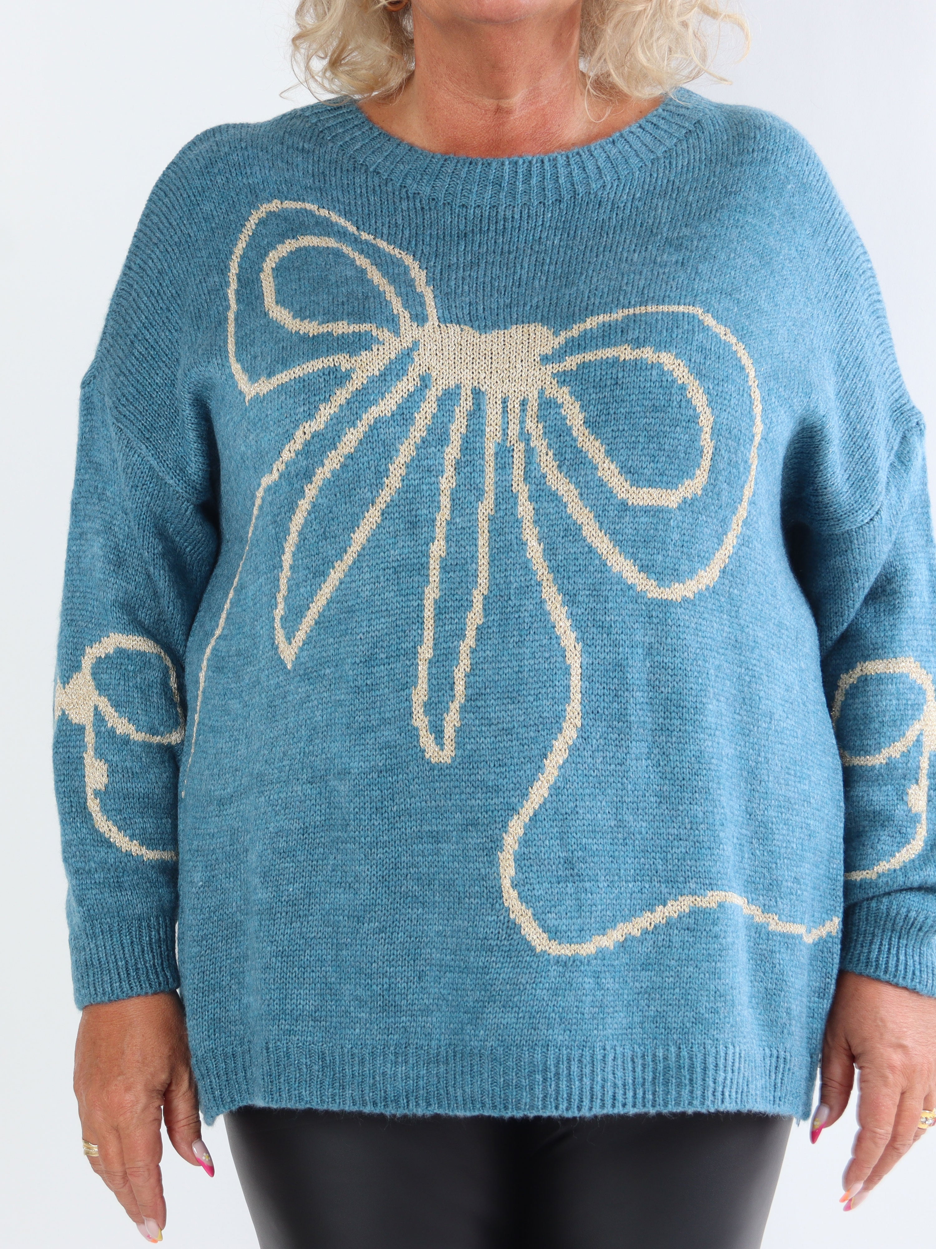 Ruby - Stickad tröja i plus size med rosett i ull och guldtråd